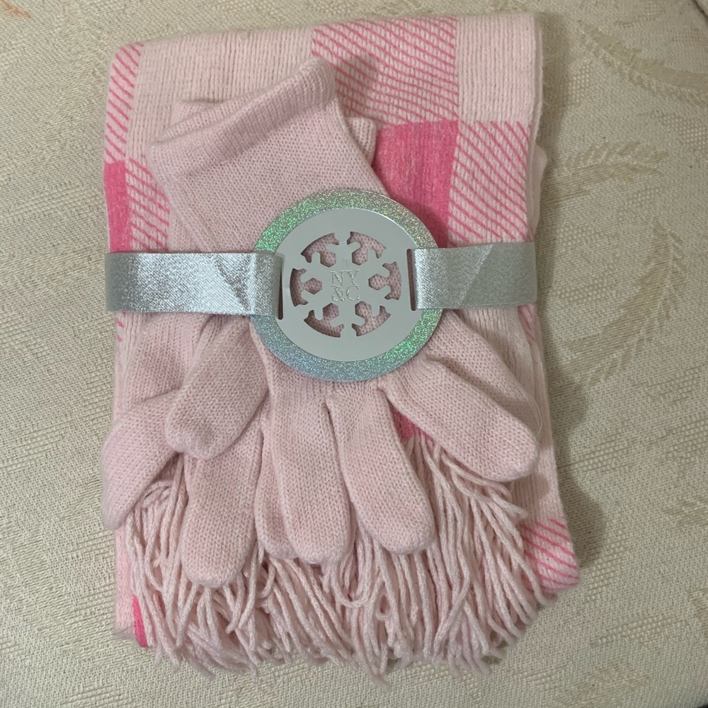 Gloves and scarf set